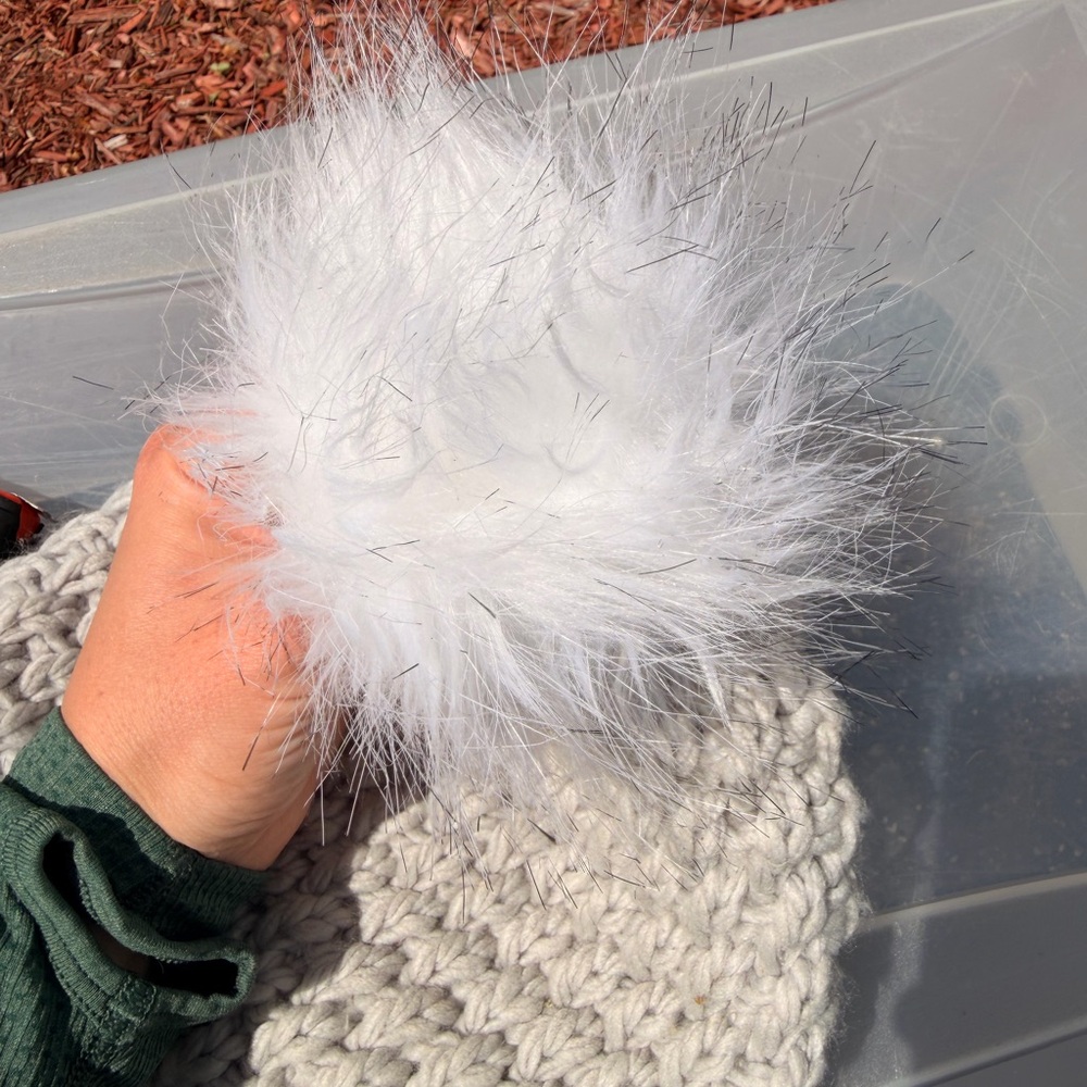 Fabletics grey beanie - Picture 3 of 4